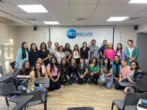 Grupo de participantes de la red en sala de clases.